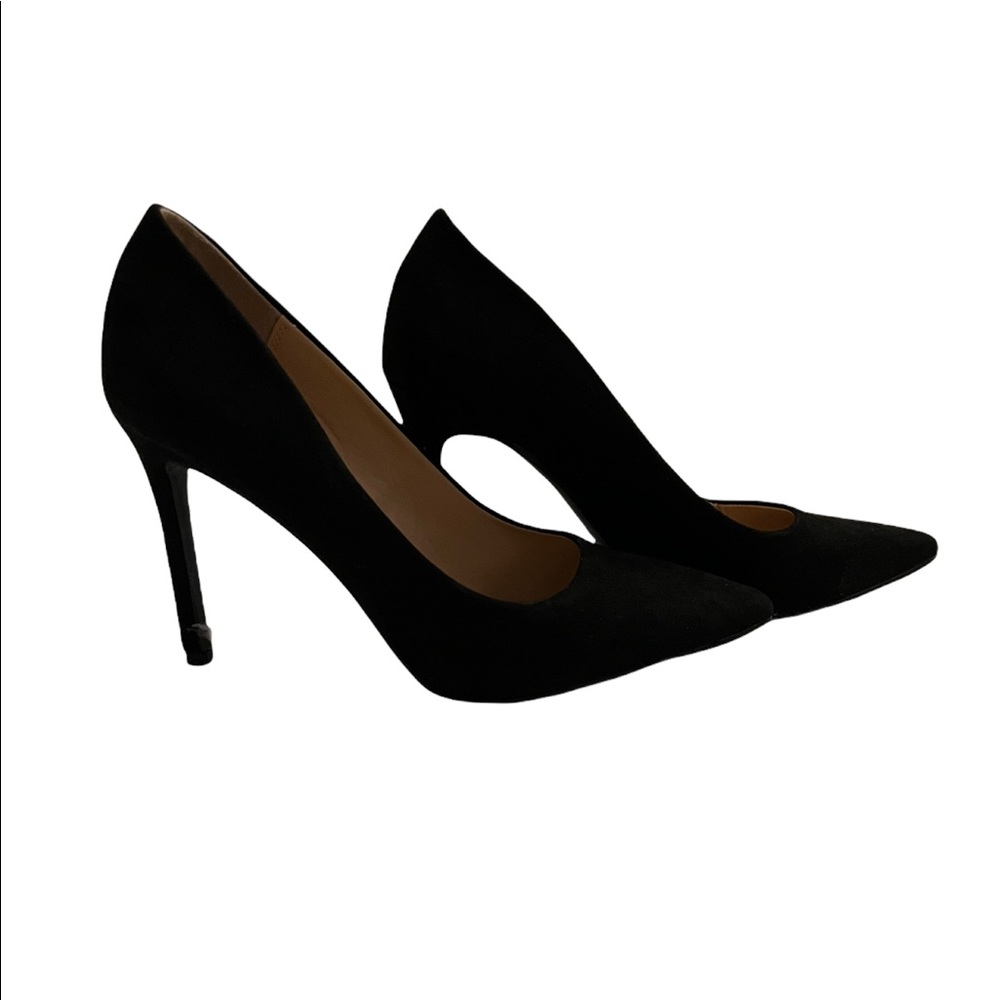 Pointed toe pumps